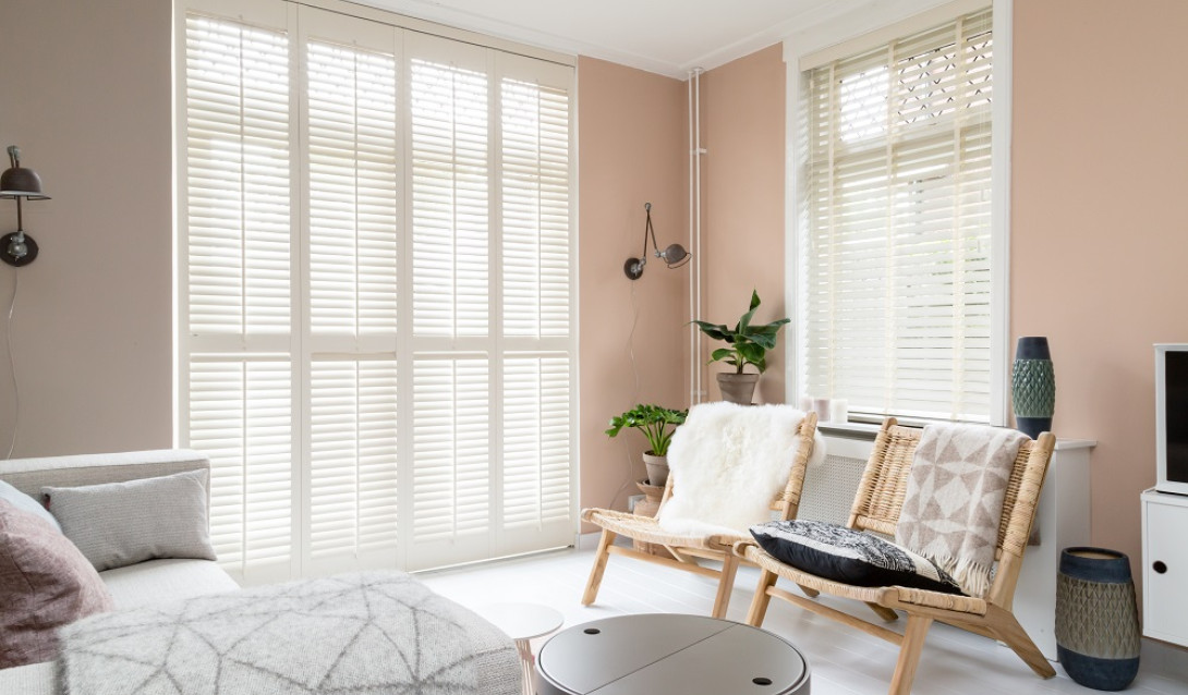 Witte shutters en jaloezieën JASNO vtwonen woontrend rotan sweet embrace flexa klein