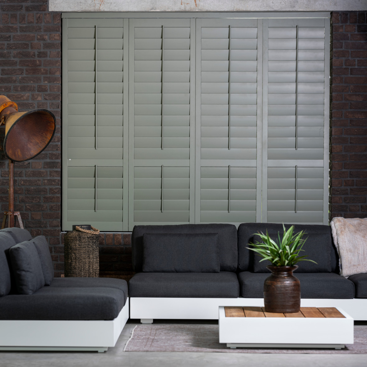 Moss Grey shutters in woonkamer dicht interieurstek