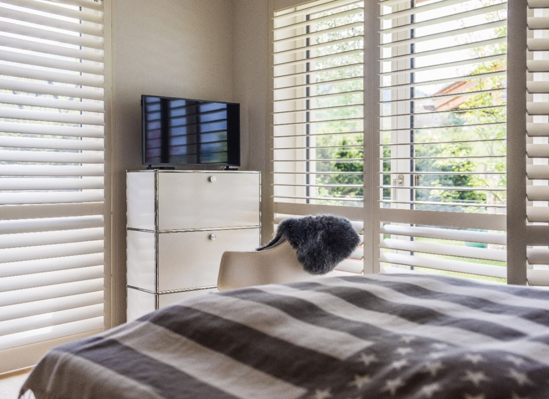 Slaapkamer met witte shutters